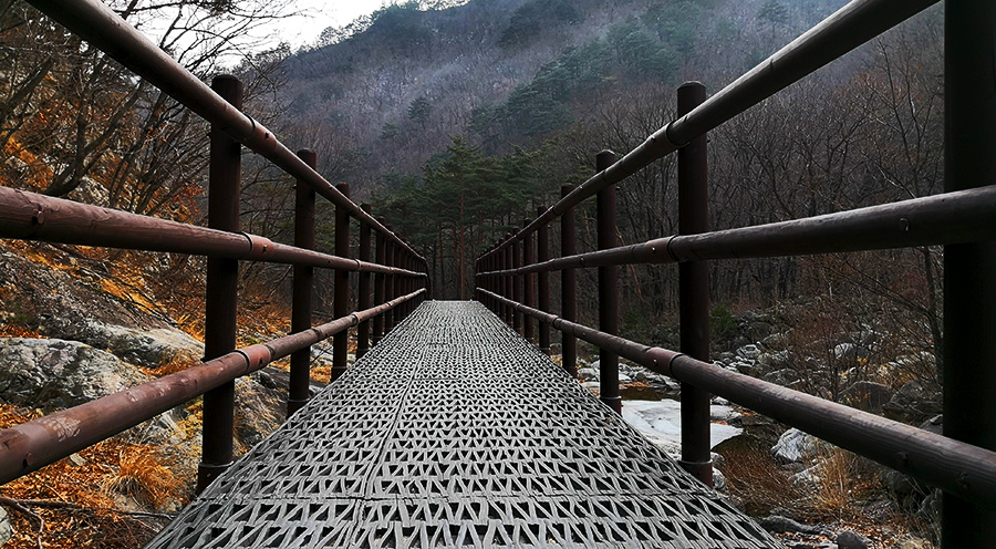 sensations voyage voyages incontournables corée du sud top 10 -korea-seoul-séoul-seoraksan-national-park-bridge-perspective