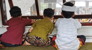 sensations voyage photos indonesie temple céremonie kids